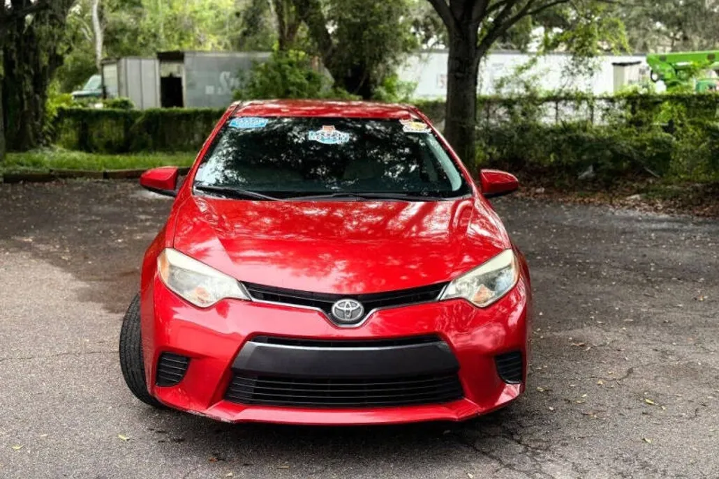 2016 Toyota Corolla LE photo 1