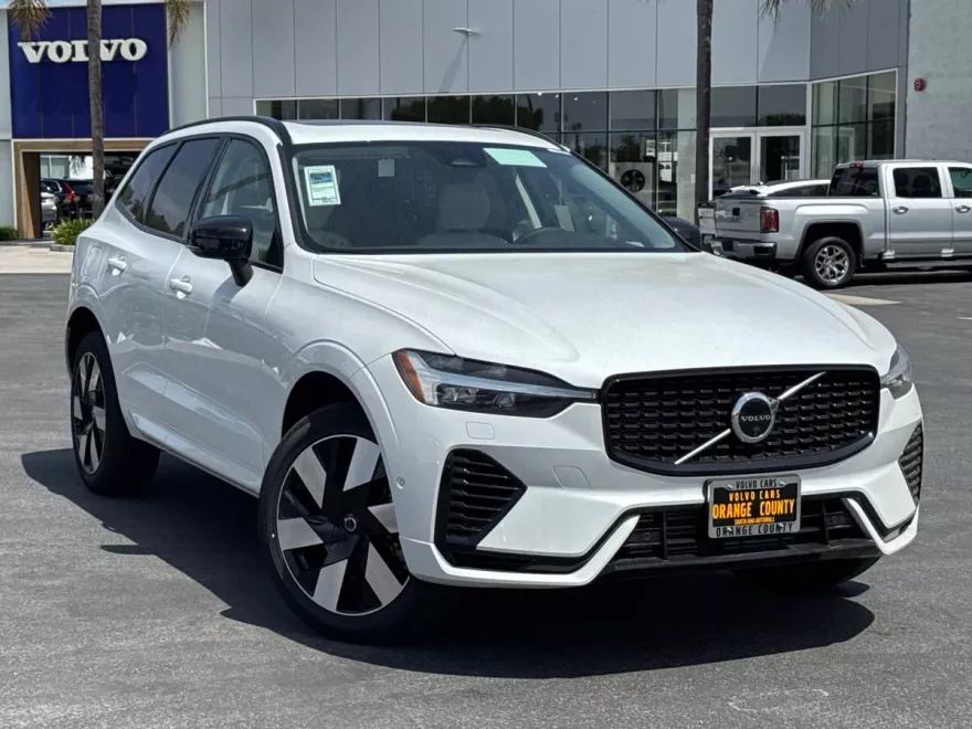 2025 Volvo XC60 Hybrid T8 Plus photo 1