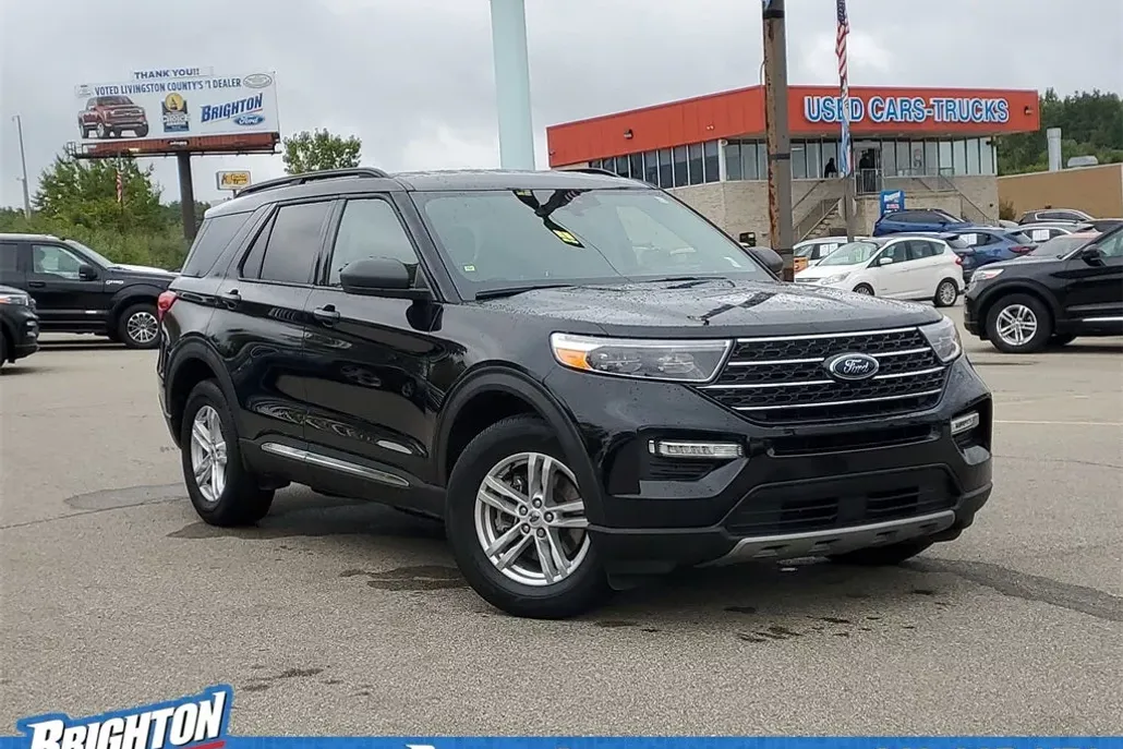 2023 Ford Explorer XLT photo 1