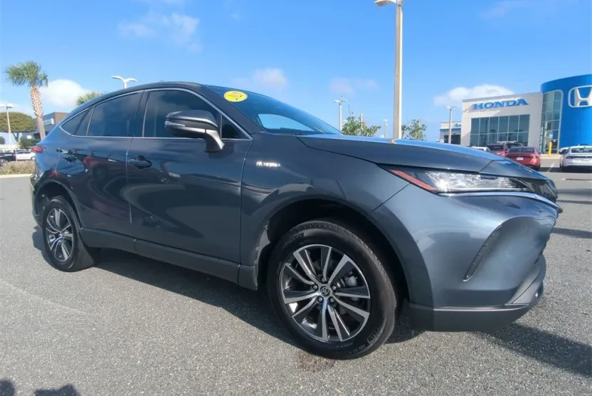 2021 Toyota Venza LE photo 1