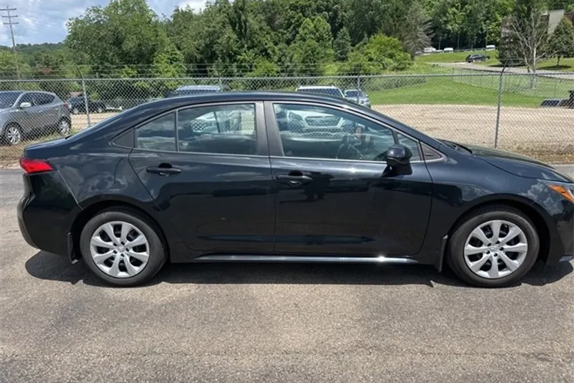 2022 Toyota Corolla LE photo 1