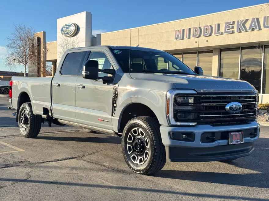 2025 Ford F-250 Platinum photo 1