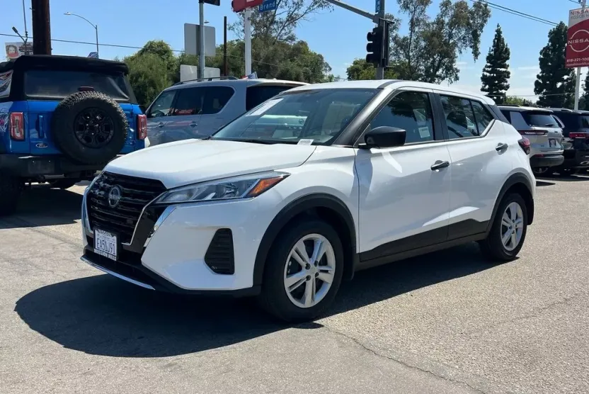 2025 Nissan Kicks Play S photo 1