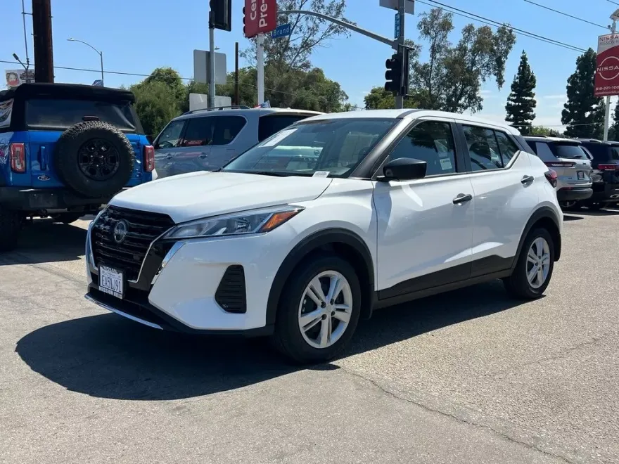 2025 Nissan Kicks Play S photo 1