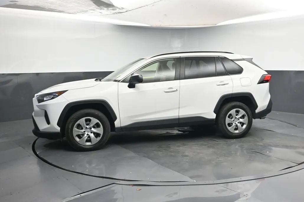 2020 Toyota RAV4 LE photo 1
