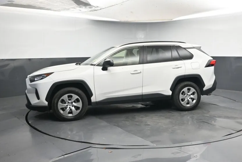 2020 Toyota RAV4 LE photo 1