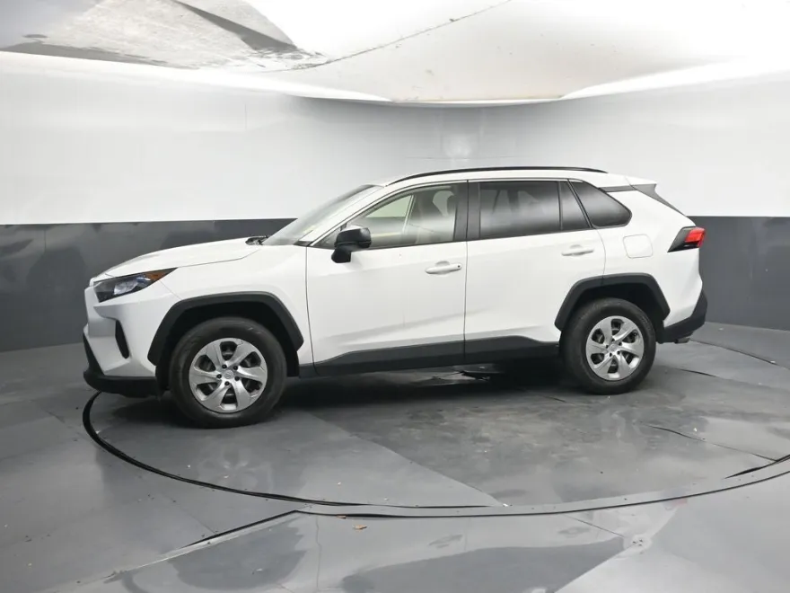 2020 Toyota RAV4 LE photo 1