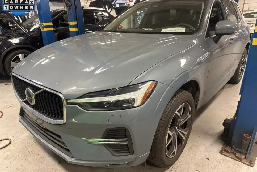 2022 Volvo XC60 B5 Momentum photo 1