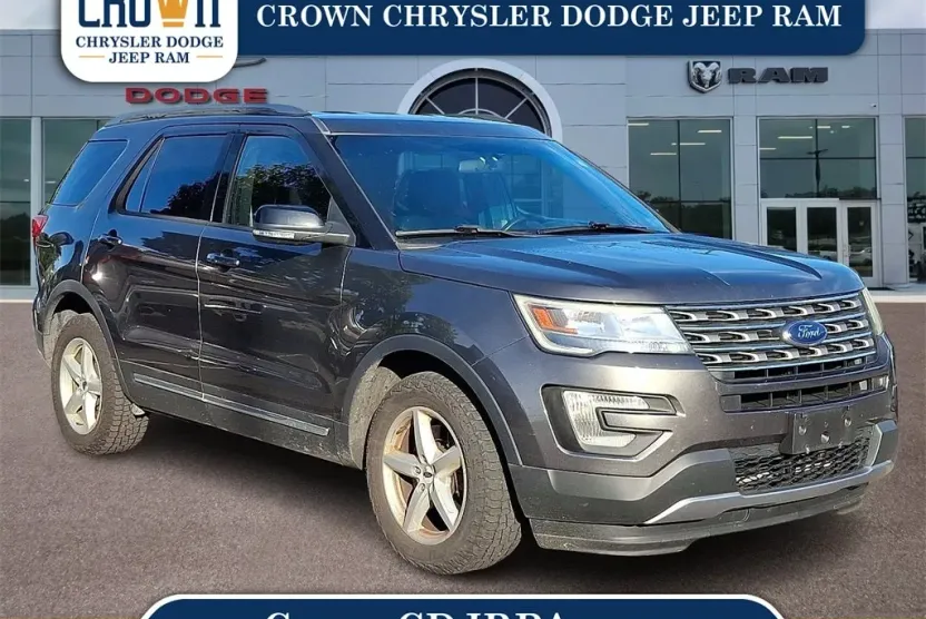 2016 Ford Explorer XLT photo 1