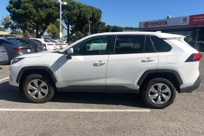 2024 Toyota RAV4 LE photo 1