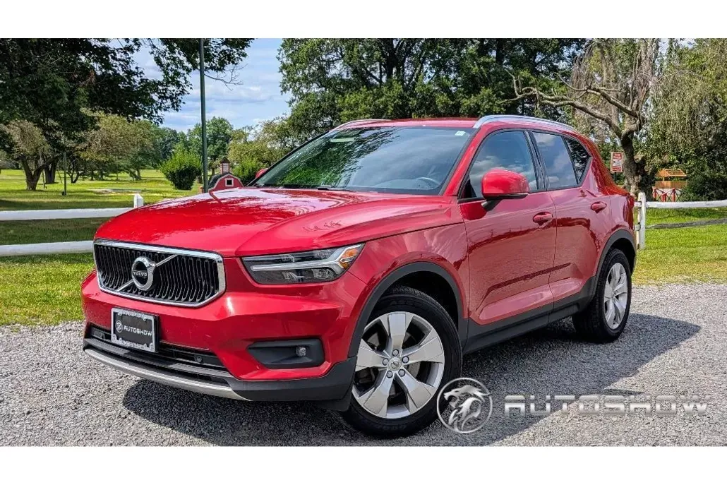 2021 Volvo XC40 Momentum photo 1