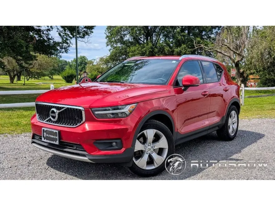 2021 Volvo XC40 Momentum photo 1