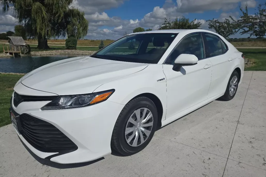 2020 Toyota Camry Hybrid LE photo 1