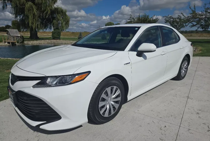 2020 Toyota Camry Hybrid LE photo 1