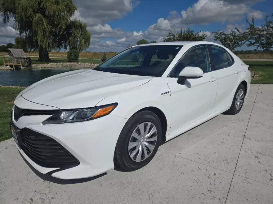 2020 Toyota Camry Hybrid LE photo 1