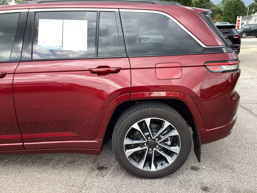 2024 Jeep Cherokee Overland photo 1