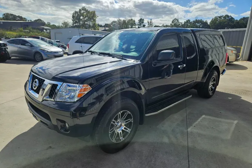 2017 Nissan Frontier LE photo 1