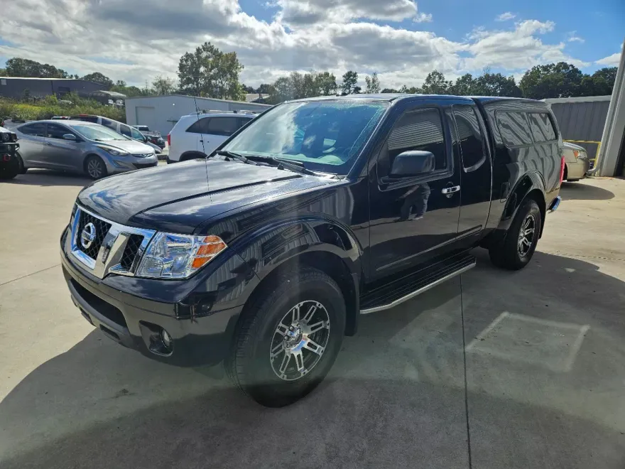 2017 Nissan Frontier LE photo 1