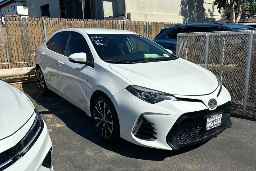 2018 Toyota Corolla SE photo 1