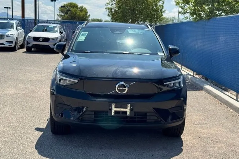 2025 Volvo EX40 Twin Motor Core photo 1