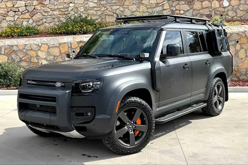 2023 Land Rover Defender SE photo 1