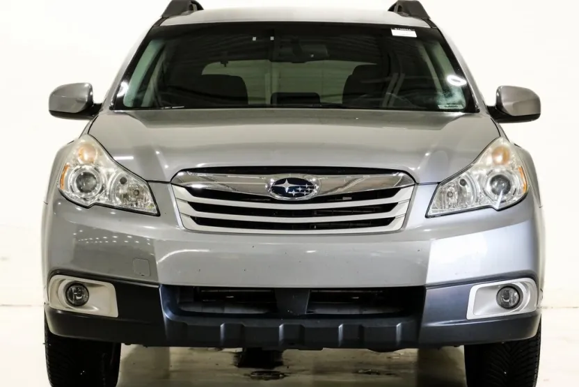 2010 Subaru Outback 2.5i Premium photo 1