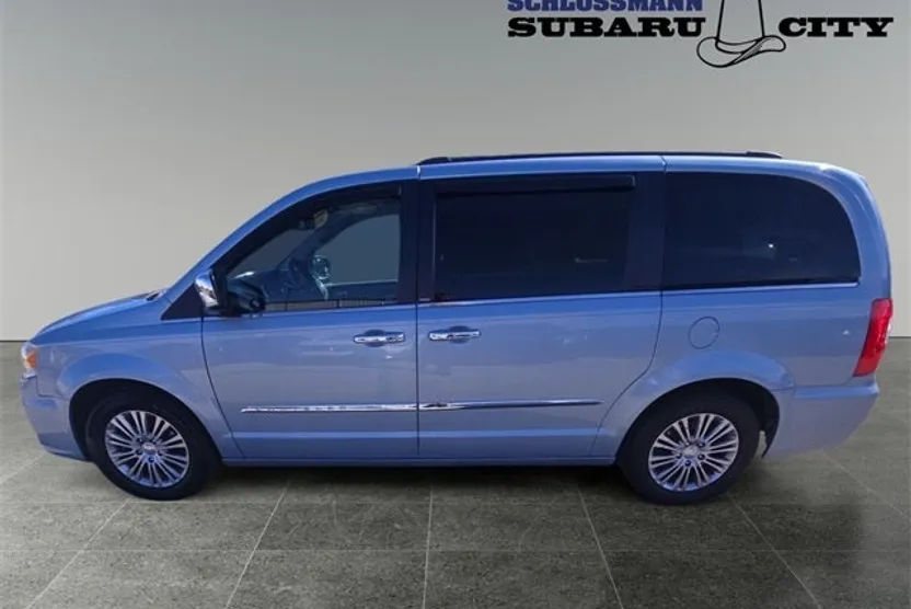 2013 Chrysler Town & Country photo 1