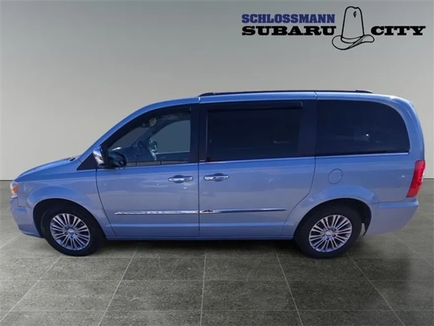 2013 Chrysler Town & Country photo 1