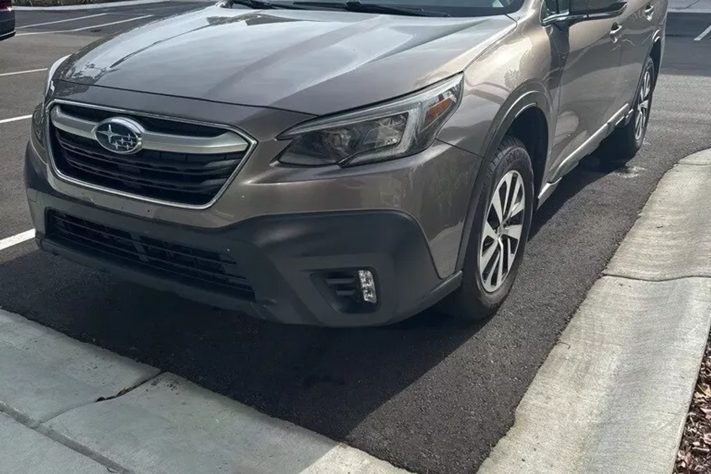 2021 Subaru Outback Premium photo 1