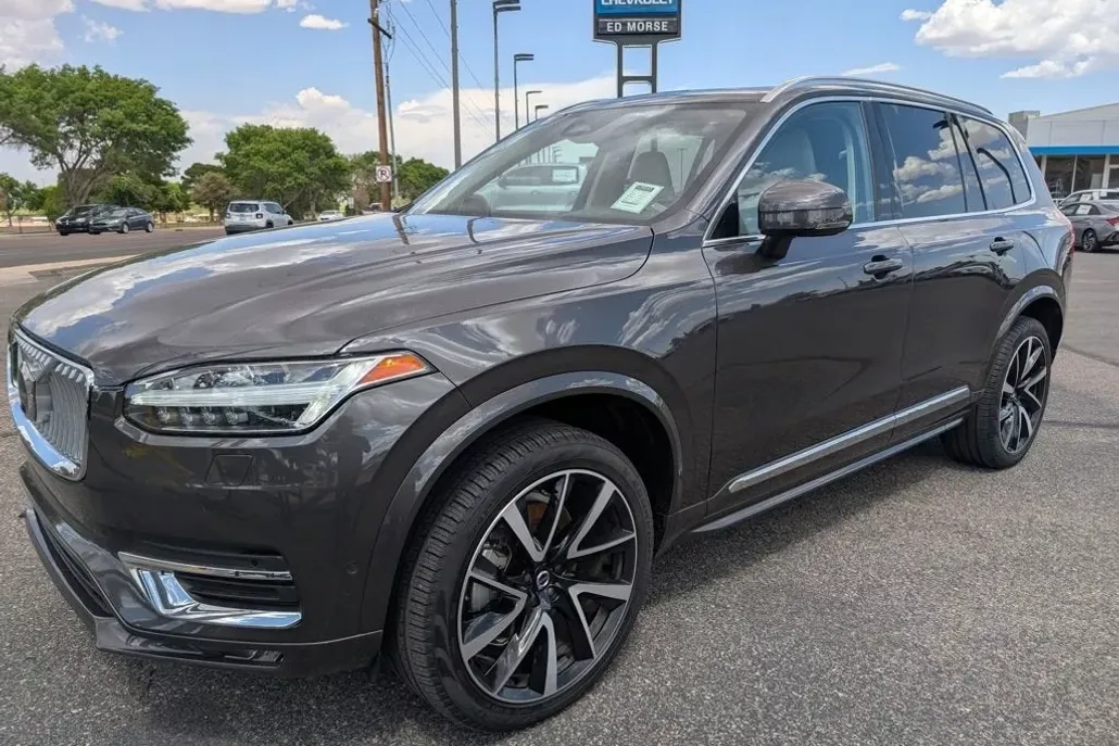 2024 Volvo XC90 B5 AWD Plus photo 1