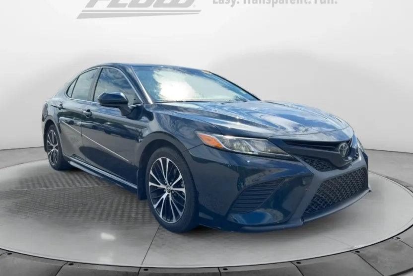 2018 Toyota Camry SE photo 1