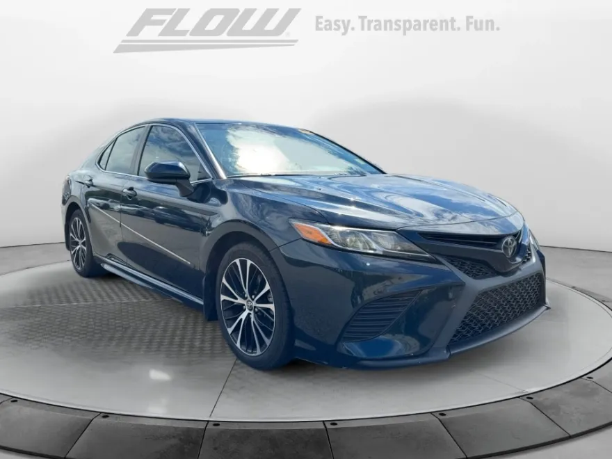 2018 Toyota Camry SE photo 1