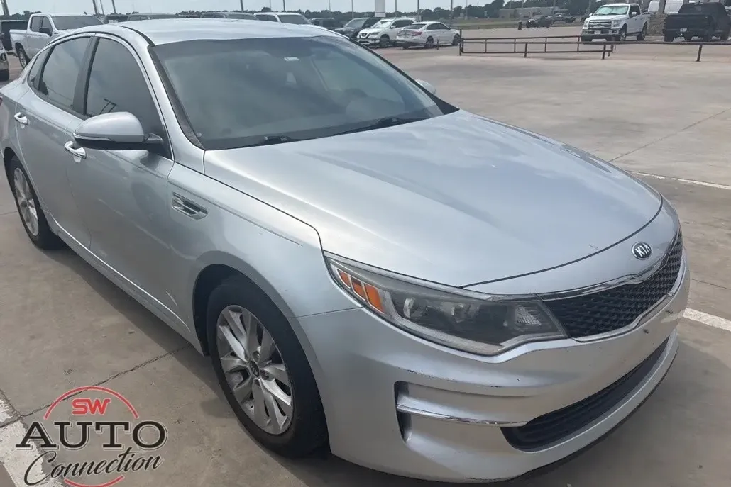 2017 Kia Optima LX photo 1