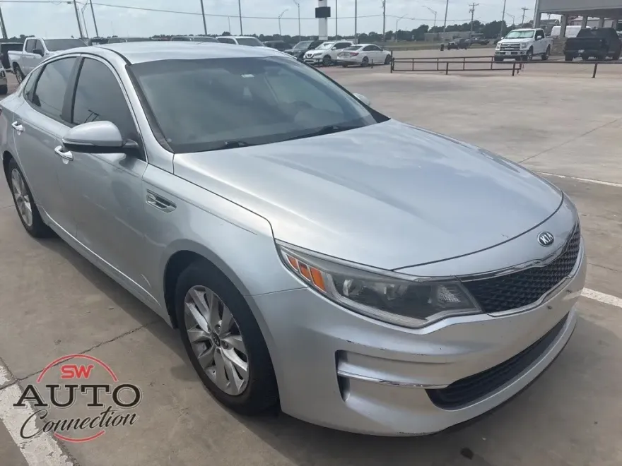 2017 Kia Optima LX photo 1