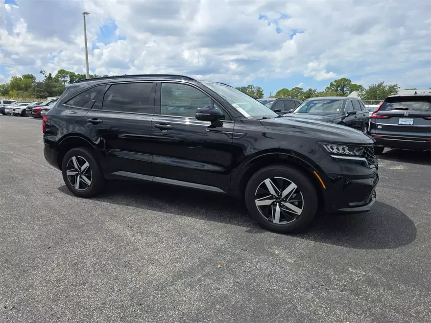 2023 Kia Sorento S photo 1