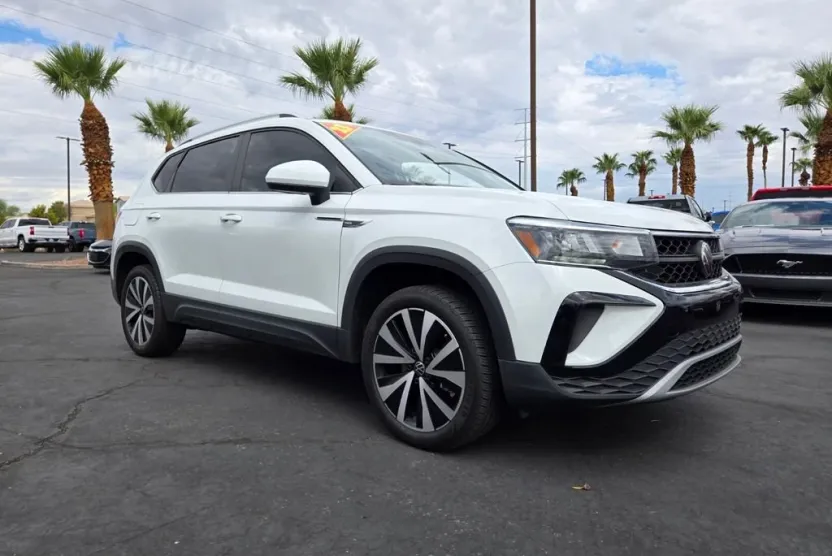 2023 Volkswagen Taos SE photo 1