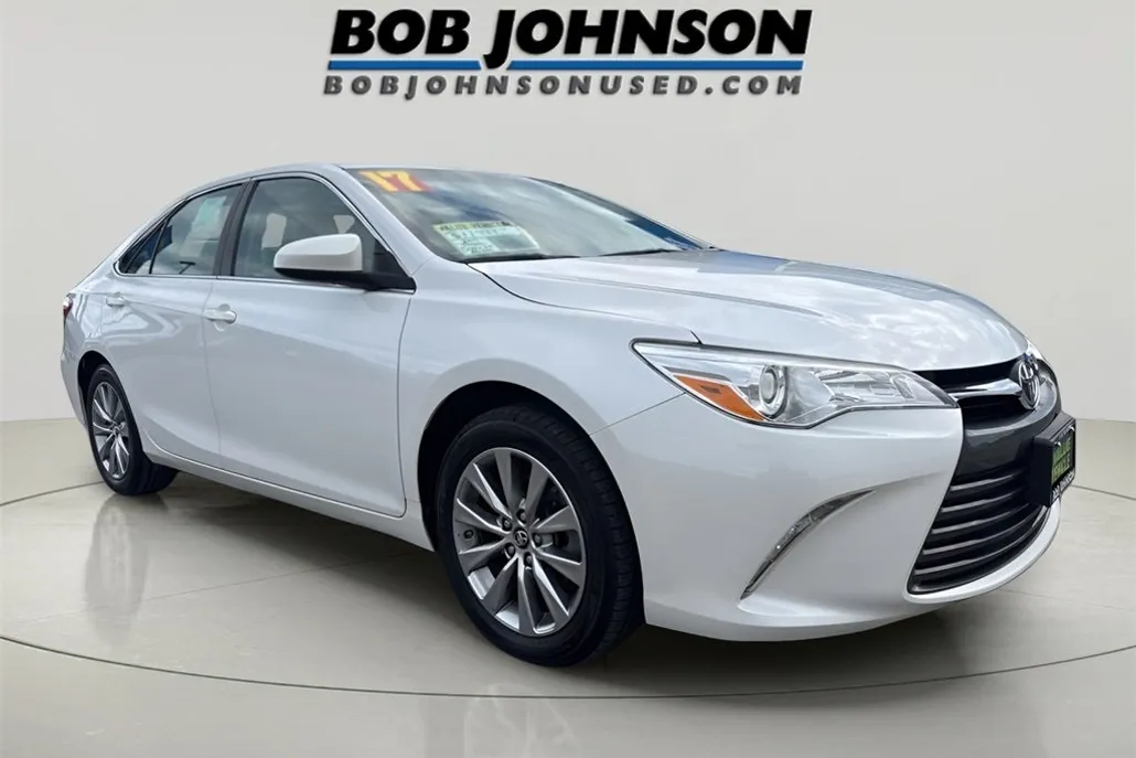 2017 Toyota Camry XLE photo 1