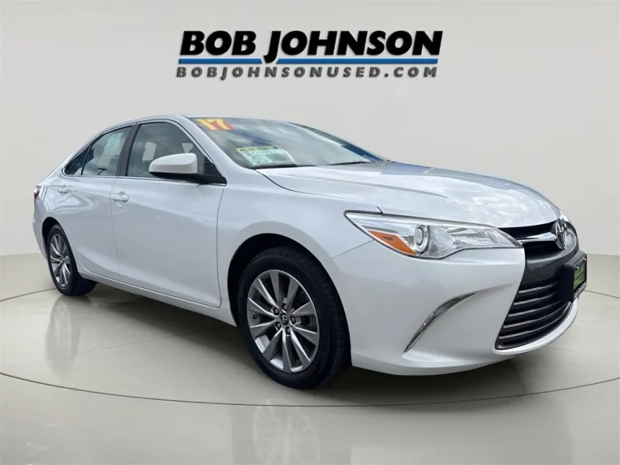 2017 Toyota Camry XLE photo 1