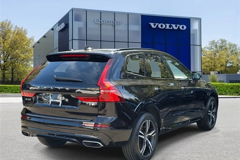 2020 Volvo XC60 T5 R-Design photo 1