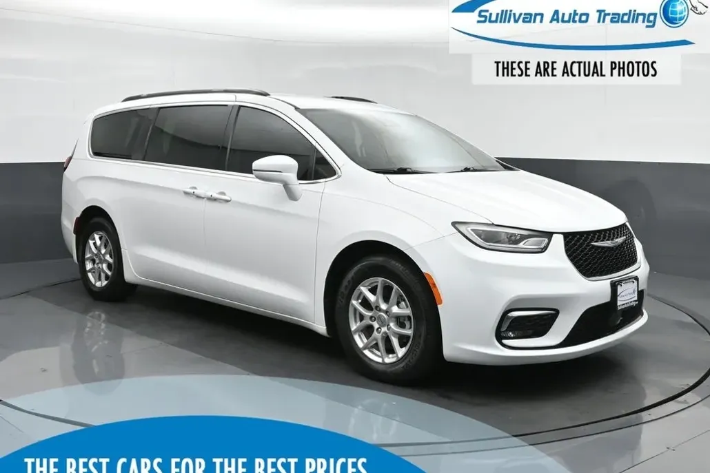 2022 Chrysler Pacifica Touring L photo 1