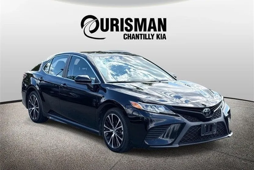 2020 Toyota Camry SE photo 1