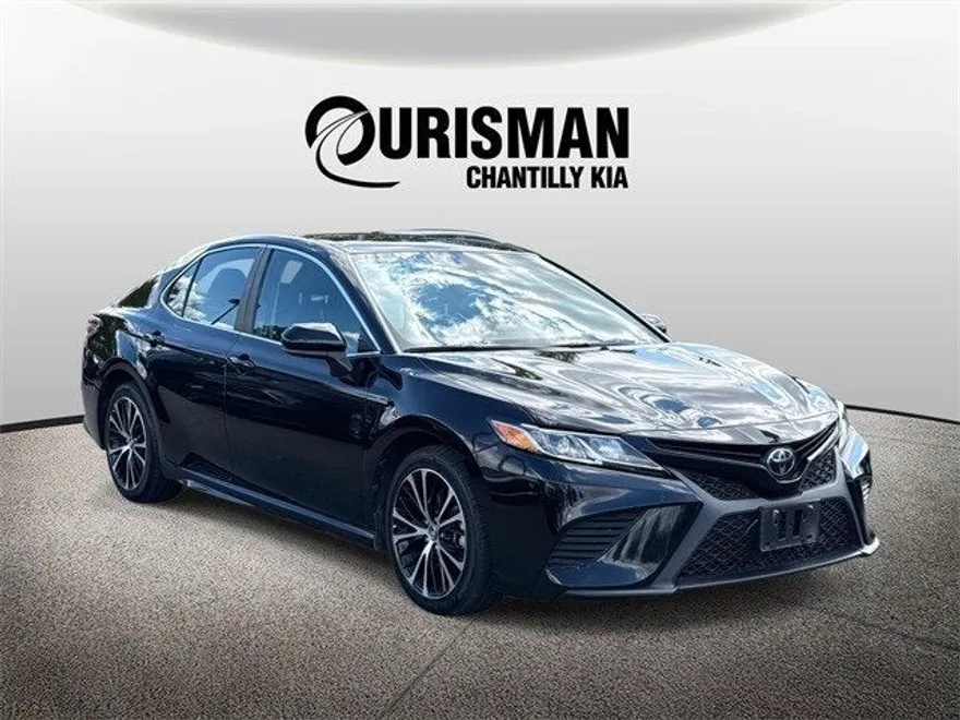 2020 Toyota Camry SE photo 1