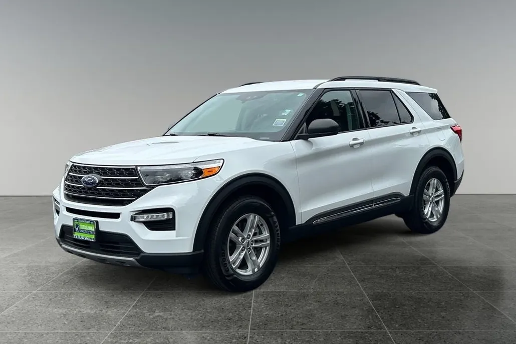 2023 Ford Explorer XLT photo 1