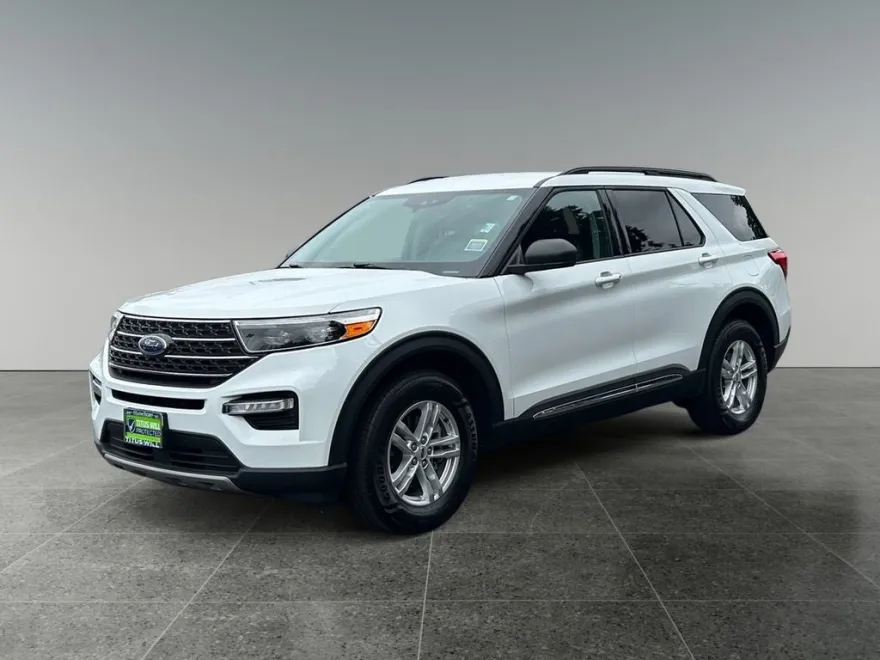 2023 Ford Explorer XLT photo 1