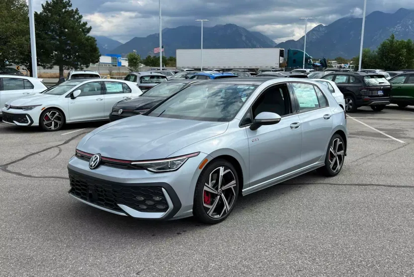 2025 Volkswagen Golf GTI SE photo 1