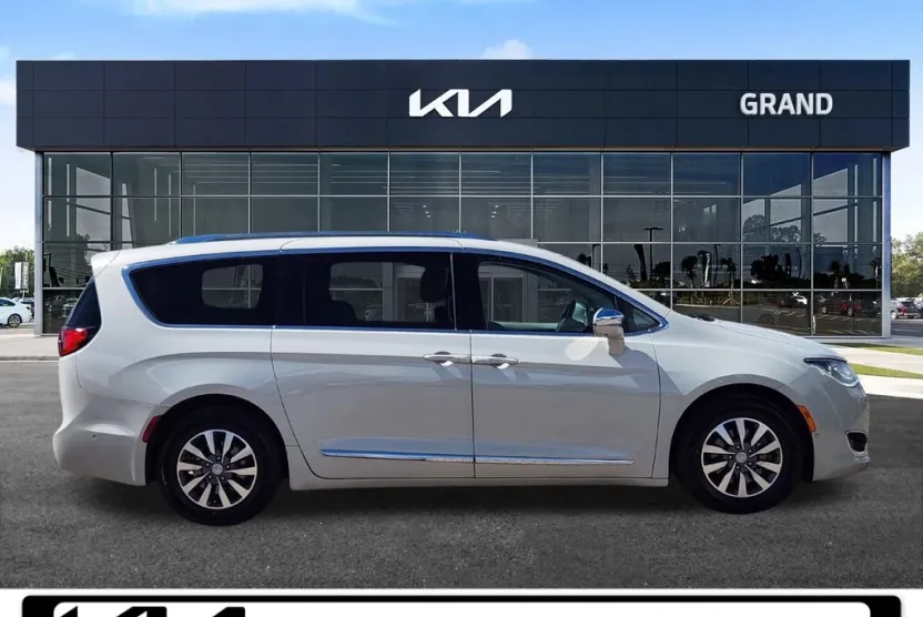 2020 Chrysler Pacifica Hybrid Limited photo 1