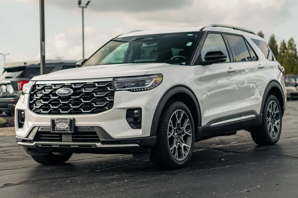 2025 Ford Explorer Platinum photo 1