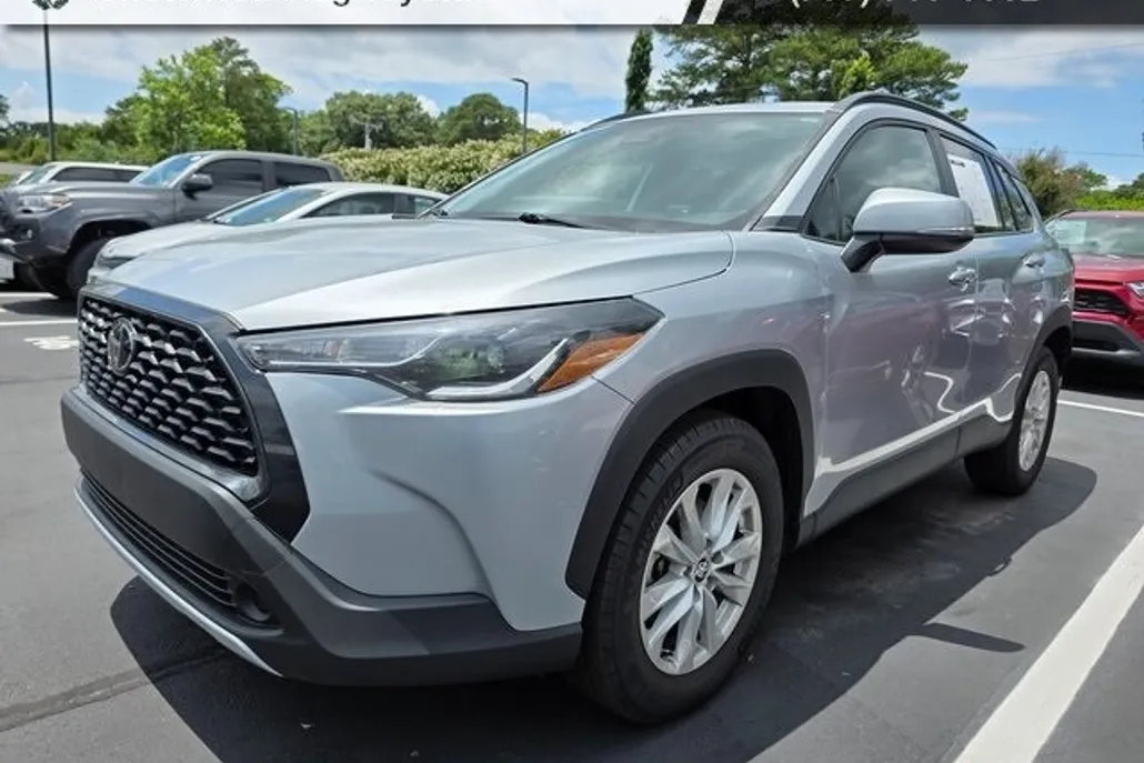 2024 Toyota Corolla Cross LE photo 1