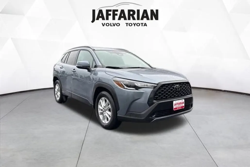 2023 Toyota Corolla Cross LE photo 1