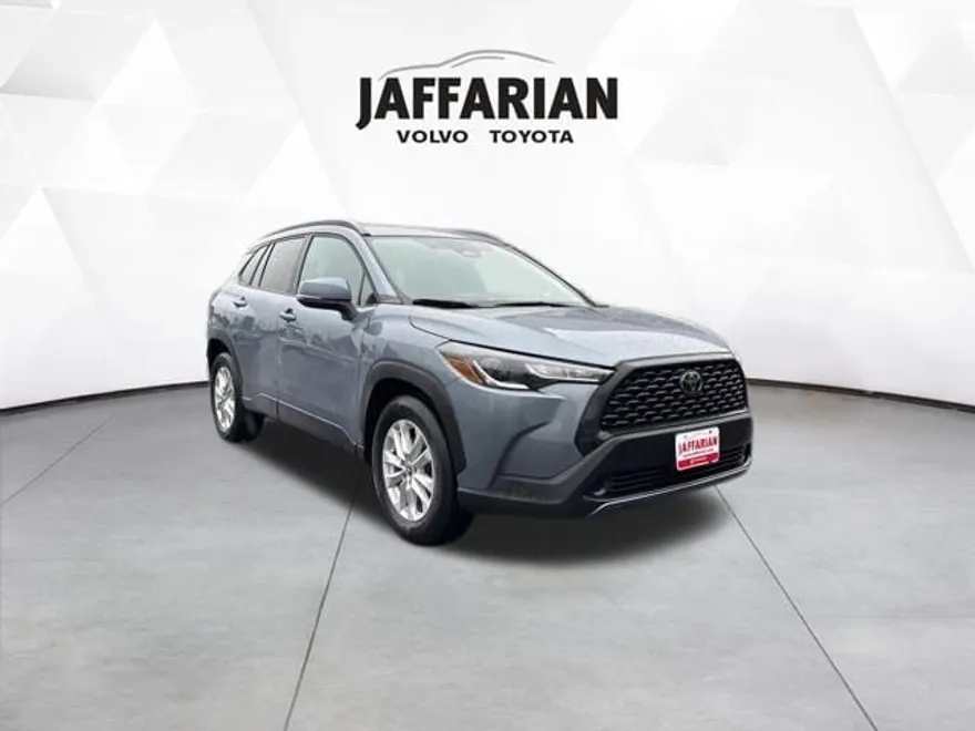 2023 Toyota Corolla Cross LE photo 1